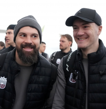 Latvijas hokeja izlases spēlētāji Kaspars Daugaviņš (no kreisās) un Kristaps Roberts Zīle Rīgas lidostā pirms došanās uz 2025. gada pasaules hokeja čempionātu Stokholmā.