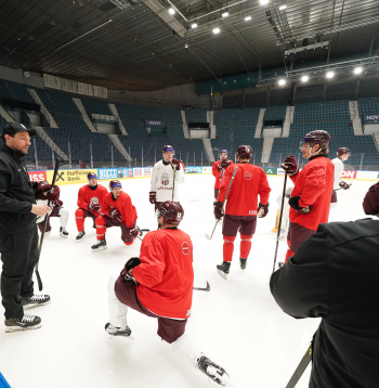 Latvijas hokeja izlases galvenā trenera asistents Raimonds Vilkoits treniņā ''Hovet'' arēnā pirms 2025. gada pasaules hokeja čempionāta Stokholmā.