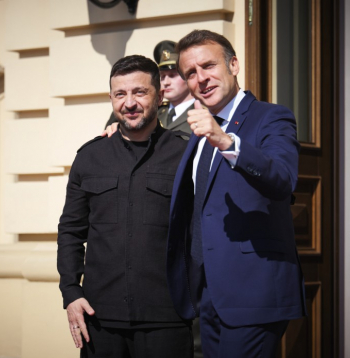 Emanuels Makrons un Volodimirs Zelenskis.