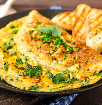 Omlete ar skābenēm, spinātiem un sieru.