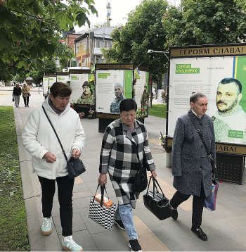 Bučas ielās izvietoti stendi ar stāstiem par karadarbībā bojāgājušiem ukraiņiem.