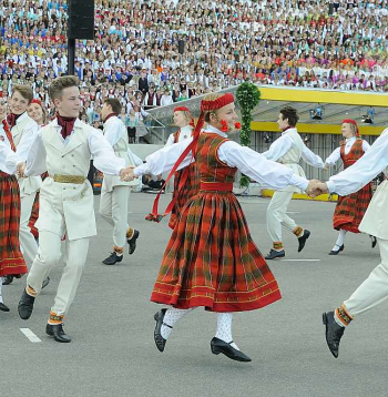 Paredzams, ka svētkos piedalīsies ap 33 600 bērnu un jauniešu. Ieskaitot 1460 kolektīvu vadītājus un 2460 pavadošās personas, kopā svētkos piedalīsies aptuveni 37 500 dalībnieku.