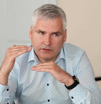 AS "Rīgas siltums" valdes priekšsēdētājs Ilvars Pētersons: "Nav videi un iedzīvotājiem draudzīgāka risinājuma, kā efektīvi izmantot jau saražoto siltumenerģiju. Tomēr līdzšinējais tarifa aprēķina modelis termoelektrocentrāļu saražotai siltumenerģijai ir novecojis. Ļoti ceram, ka "Latvenergo" un Sabiedrisko pakalpojumu regulēšanas komisija atradīs mūsdienu vides un drošības prioritātēm atbilstošāku tarifa aprēķina modeli."