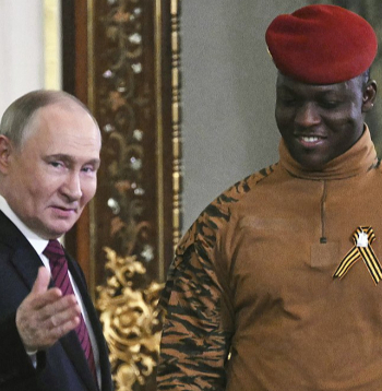 Burkinafaso vadonis Traore (no labās) 9.–10. maijā viesojās Maskavā, kur viņu uzņēma Krievijas diktators Vladimirs Putins.