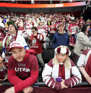 Latvijas hokeja fani pasaules čempionāta spēlē starp Latvijas un Slovēnijas valstsvienībām "Avicii" arēnā Stokholmā.