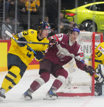 Latvijas hokeja izlases spēlētājs Anrī Ravinskis (nr.43) pasaules hokeja čempionāta spēlē starp Latvijas un Zviedrijas valstsvienībām ''Avicii'' arēnā.