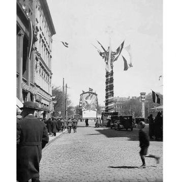 Daudzu apbrīnotais Uzvaras stabs 1935. gada maija dienās.