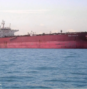 Zem Gabonas karoga kuģojošais tankkuģis "Jaguar", kuru tur aizdomās par Krievijas naftas pārvadāšanu.