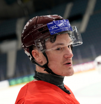 Latvijas hokeja izlases spēlētājs Kristaps Zīle treniņā.