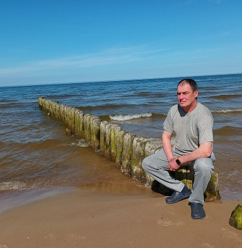 "Pērn jūrā vēl gāju – ar paziņu, kuram licence bija. Šogad neesmu bijis, jo vairākas reizes pacelta arī maksa par iebraukšanas atļauju automašīnai, lai uz jūras krastu pievestu laivu," piejūras zvejnieku neapmierinātību ar jauno kārtību zvejas atļauju izsniegšanas noteikumos atklāj Miķeļtorņa iedzīvotājs Dzintars Lēmanis.