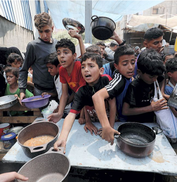 Palestīnieši pārtikas sadales punktā Gazas joslā.