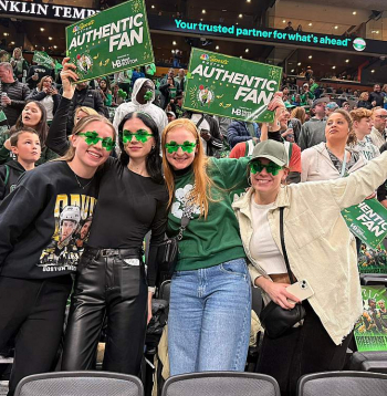 "Uzmini nu! SPB" komandas meitenes izbauda "Celtics" spēli.
