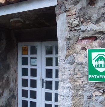 Pašvaldībām VUGD izdalījis patvertņu zīmes, kas tika izvietotas uz ēkām, kurās apsekotie pagrabstāvi ir atzīti par atbilstošiem vai daļēji atbilstošiem izstrādātajām patvertņu vadlīnijām.