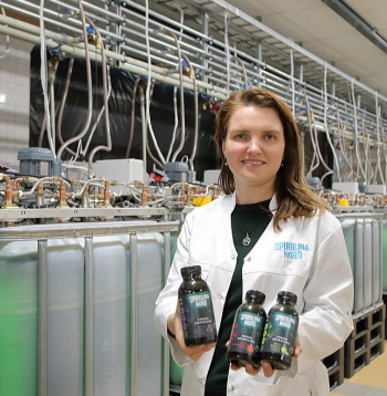 "Apvienoto Nāciju Organizācija un Nacionālā aeronautikas un kosmosa aģentūra spirulīnu ir atzinusi par pasaulē vērtīgāko produktu un nākotnes pārtiku, jo tā ir ļoti veselīga, nepieciešamā dienas deva ir tikai septiņi grami, tā nav alerģiska, un audzēšana prasa ļoti maz resursu," saka uzņēmuma "Spirulina Nord" līdzdibinātāja, ķīmijas tehnoloģe un materiālzinātnes doktore Agnese Stunda-Zujeva.