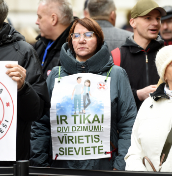 Pie Saeimas frakcijām nepiederošās deputātes Glorijas Grevcovas pārstāvētā partija "Apvienība Jaunlatvieši" pie Saeimas nama rīko piketu pret Stambulas konvencijas ratifikāciju.