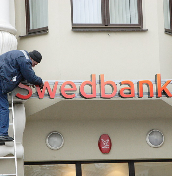 Ar grozījumiem Kredītiestāžu likumā lielākajām komercbankām izvirzītas jaunas prasības arī uz filiālēm Latvijas reģionos. Bankām dots laiks līdz 2026. gada 1. janvārim sagatavoties pilnīgai visu prasību izpildei. Taču neesot gaidāms, ka katrā mazpilsētā būs pastāvīga bankas filiāle, kas strādās piecas dienas nedēļā.