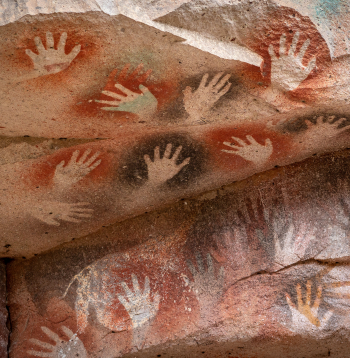 Aizvēsturiski roku gleznojumi Roku alā (spāņu valodā: Cueva de Las Manos) Santakrusas provincē, Patagonijā, Argentīnā. Alas mākslas darbi ir datējami ar laiku no 13 000 līdz 9000 gadiem.