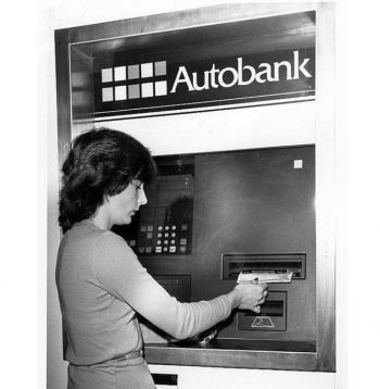 "Autobanka" jeb bankomāts Rietumos 20. gs. 80. gados.