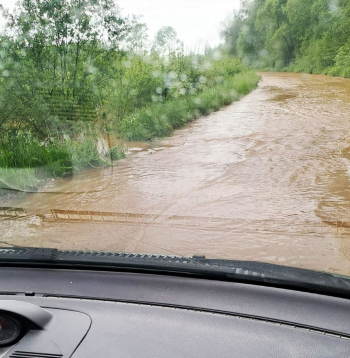 Jošas strauts Madonas novada Mētrienas pagastā pagājušajā piektdienā pieņēmis Kujas upes apmērus un nopludinājis Mūrnieku – Gaigaliešu ceļu.