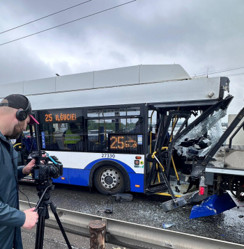 Neparasts negadījums: "Rīgas satiksmes" transports avarē ar... citu "Rīgas satiksmes" transportu.