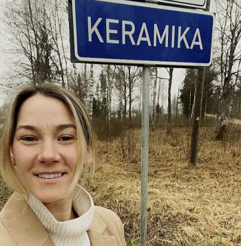 "Mana darbnīca atrodas īpašā vietā – bijušajā Padures ķieģeļu un keramikas fabrikā, ciemā "Keramika", netālu no Kuldīgas," teic Amanda Lutere, flīžu zīmola "AmaNORD" izveidotāja.