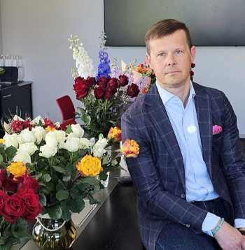 Pagājšnedēļ Rīgas Austrumu klīniskās universitātes slimnīcas valdes priekšsēdētāja Normunda Staņēviča pēdējā darbadienā daudzi darbinieki izteikuši viņam pateicību ar ziediem.