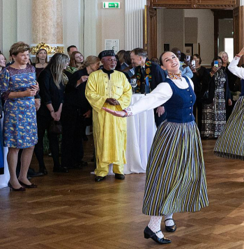 Pieņemšanā par godu Āfrikas valstu forumam 11. maijā Latvijas Valsts mākslas muzeja telpās Rīgā gan dejoja latviešu tautas dejas, gan skanēja Āfrikas ritmi. No kreisās priekšplānā – Latvijas kultūras ministre Agnese Lāce, ārlietu ministre Baiba Braže. Ugandas ārlietu ministrs Odongo Džedžu Abubaharu - vidū dzeltenajā tērpā.