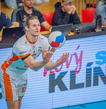 Renārs Jansons Čehijas volejbola ekstralīgas finālspēlē gatavojas izpildīt servi.