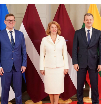 Igaunijas premjerministrs Kristens Mihals (no kreisās), Ministru prezidente Evika Siliņa un Lietuvas premjerministrs Gintauts Palucks.
