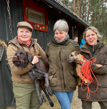 Kopā ar suņu cilvēkiem – Ilzi un Alīnu. Drātiņam dikti nepatīk ideja par opiņā!
