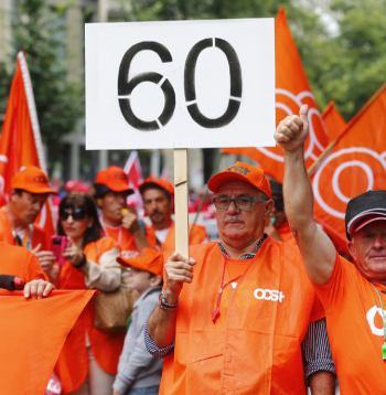 Šveices celtnieki demonstrācijas laikā Cīrihē pieprasa samazināt pensionēšanās vecumu līdz 60 gadiem.