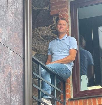 Lai seno ēku, kas izrādījusies šķība, savienotu ar jauno piebūvi, nācies izbūvēt mazu balkoniņu. Attēlā: Uzņēmuma īpašnieks Raivis Vizulis uz
balkoniņa. I 
