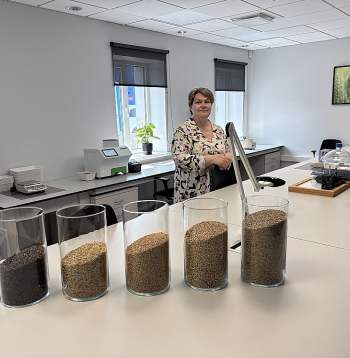 Iecavas sēklu rūpnīcas laboratorijas vadītāja Monta Strazdiņa ar graudu paraugiem.