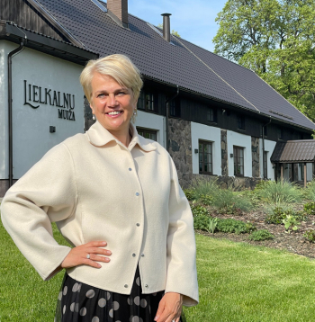 Tagad Ilze Kalniņa savā Lielkalnu muižā var ierasties arī baltā jaciņā, jo visi smagākie un melnākie darbi aiz muguras.
