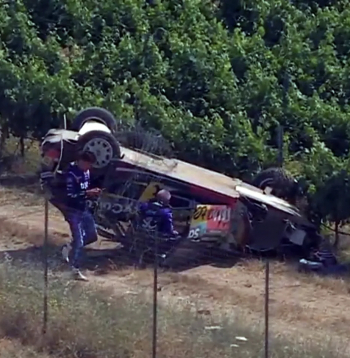 Seska ekipāža Sardīnijas rallija otrajā ātrumposmā piedzīvo avāriju.
