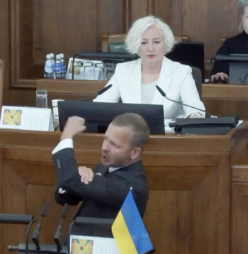 Aleksejs Rosļikovs Saeimā rāda nepieklājīgu žestu visiem latviešiem. 
