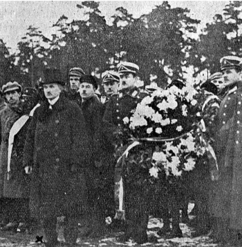 J. Goldmanis (cilindrā) ar Latvijas armijas vadību un strēlnieku veterāniem Brāļu kapos 1926. gadā.