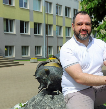 Diriģents Jānis Almanis-Palmbahs pie Rīgas Centra humanitārās vidusskolas pieminekļa kastaņiem: "Vislielākais paldies skolas vadībai par atbalstu koriem!"
