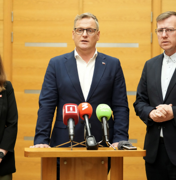 Rīgas mēra amata kandidāts Viesturs Kleinbergs ar komandu.