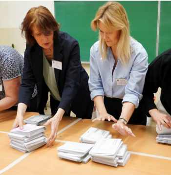 Tiek atvērta balsojumu urna pašvaldību vēlēšanās 75. vēlēšanu iecirknī Rīgas Valsts 1. ģimnāzijā.