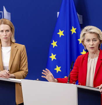 Eiropas Komisijas priekšsēdētāja Urzula fon der Leiena (no labās) un bloka augstā pārstāve ārlietās un drošības politikā Kaja Kallasa otrdien Briselē iepazīstināja ar 18. sankciju kārtu pret Krieviju. "Spēks ir vienīgā valoda, ko Krievija sapratīs," paziņoja fon der Leiena.