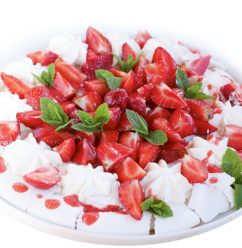 Pavlovas kūka ar zemenēm.