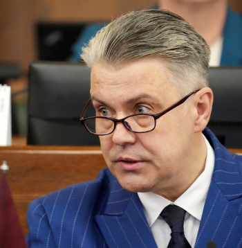 Tiesībsargs Juris Jansons sniedz ziņojumu Saeimas sēdē.