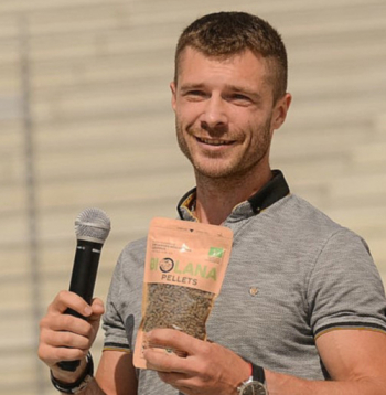 "BIO Villa" vadītājs Aleksandrs Safonovs: "Latvijas Biozinātņu un tehnoloģiju universitātes veiktajos 12 mēnešu pētījumos secināts, ka, izmantojot no aitas vilnas izgatavoto "BIO Villas" mēslojumu, tomātu raža bijusi pat trīs reizes lielāka. Tas tāpēc, ka savu īpašību dēļ aitas vilna spēj nodrošināt augsnes mitrumu un vēl arī piebarot augus."
