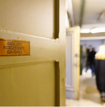 Rīgā, pārlūkojot patvertņu mantojumu, vispirms pārbaudīja pagrabus un vēsturiski būvētās patvertnes.