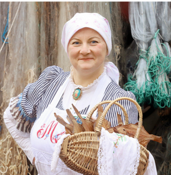Iveta Celkarte, zvejnieku sētas "Dieniņas" saimniece no Bērzciema Engures pagastā un LT1 raidījuma "Īstās latvju saimnieces" dalībniece.