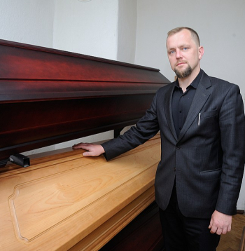 Latvijas Apbedītāju asociācijas valdes priekšsēdētājs Mārtiņš Štreihfelds spriež, ka cilvēki nav īpaši informēti par apbedīšanas nozari un par to neinteresējas, līdz nākas saskarties pašiem. Kad jāpieņem grūtais lēmums, kam uzticēt aizgājēju, bieži vien palīdz radu un draugu ieteikumi vai interneta un reklāmu informācija. Bet ar pēdējo var būt visādi. Jo vairāk naudas firma ieguldījusi reklāmā, jo redzamāka tā būs. Un jāatceras, ka viņiem šī ieguldītā nauda jānopelna. Aizgājēja tuviniekiem nav jākautrējas jautāt par cenām, par mirušā transportēšanu, par morga esamību un citām ar apbedīšanu saistītām lietām.