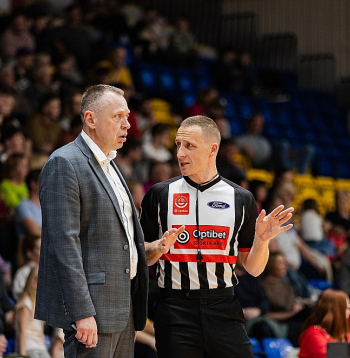 Gints Fogels (no kreisās) ar vienu no Latvijas labākajiem basketbola tiesnešiem Mārtiņu Kozlovski.