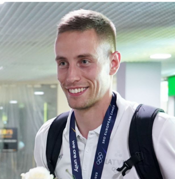 Kristaps Gludītis ar 2023. gadā Eiropas spēlēs izcīnīto zelta medaļu.