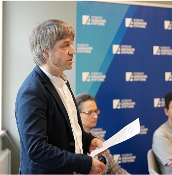 Latvijas Universitātes Filozofijas un socioloģijas institūta vadošais pētnieks Mārtiņš Kaprāns: "Jāpatur prātā, ka krievvalodīgie ir pakļauti dubultai sociālajai kontrolei."